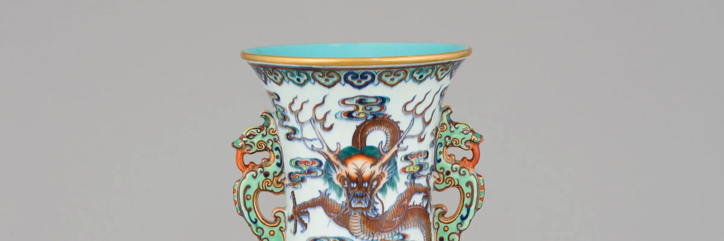 bunt bemalte Porzellanvase mit Drachenfiguren an der Seite