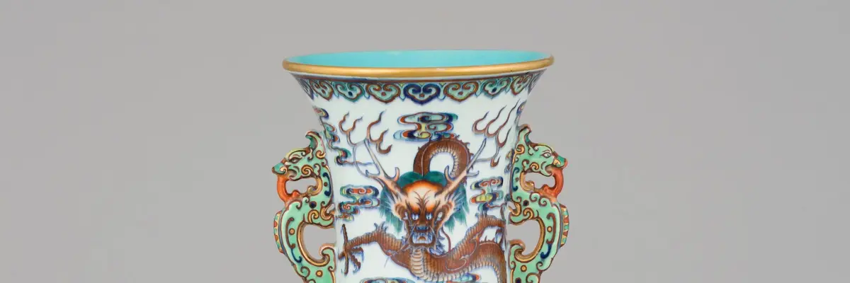 bunt bemalte Porzellanvase mit Drachenfiguren an der Seite