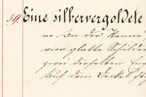 Hier ist ein beschriebenes Blatt aus einem alten Inventarbuch zu sehen. Es zeigt den Eintrag zur Prunkkanne.