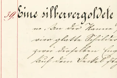 Hier ist ein beschriebenes Blatt aus einem alten Inventarbuch zu sehen. Es zeigt den Eintrag zur Prunkkanne.
