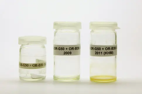 Die Abbildung zeigt drei kleine beschriftete Laborgläser. Darinnen sieht man jeweils verschiedene Proben Ormocer.