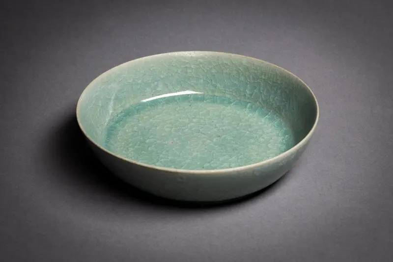 hellgrüne Schale mit vielen kleinen Rissen von oben