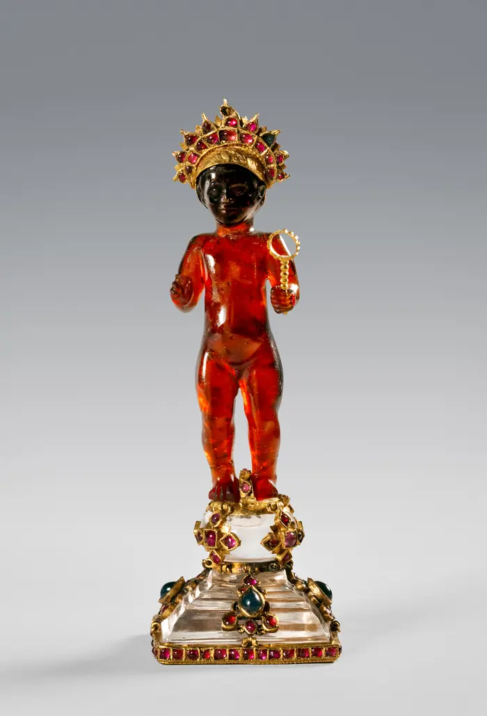 kleine Christuskindfigur aus rotem Granat auf einem Sockel