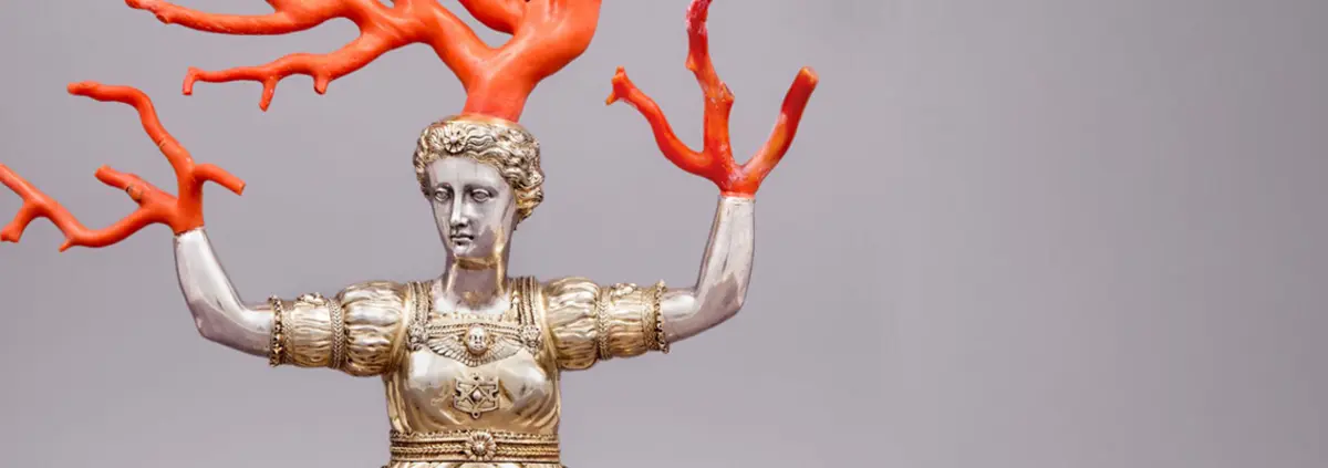 Frau mit geweihförmigen Korallen auf Kopf und anstelle von Händen