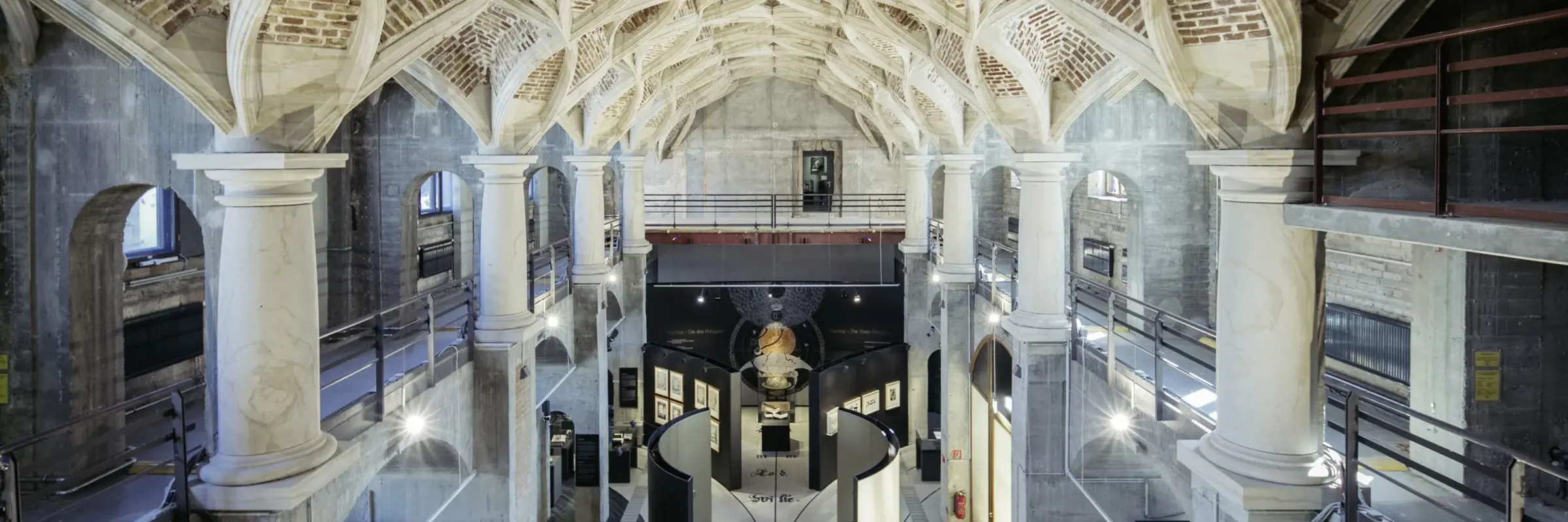 Die Schlosskapelle mit Schlingrippengewölbe von der Empore aus mit Blick auf die Sonderausstellung