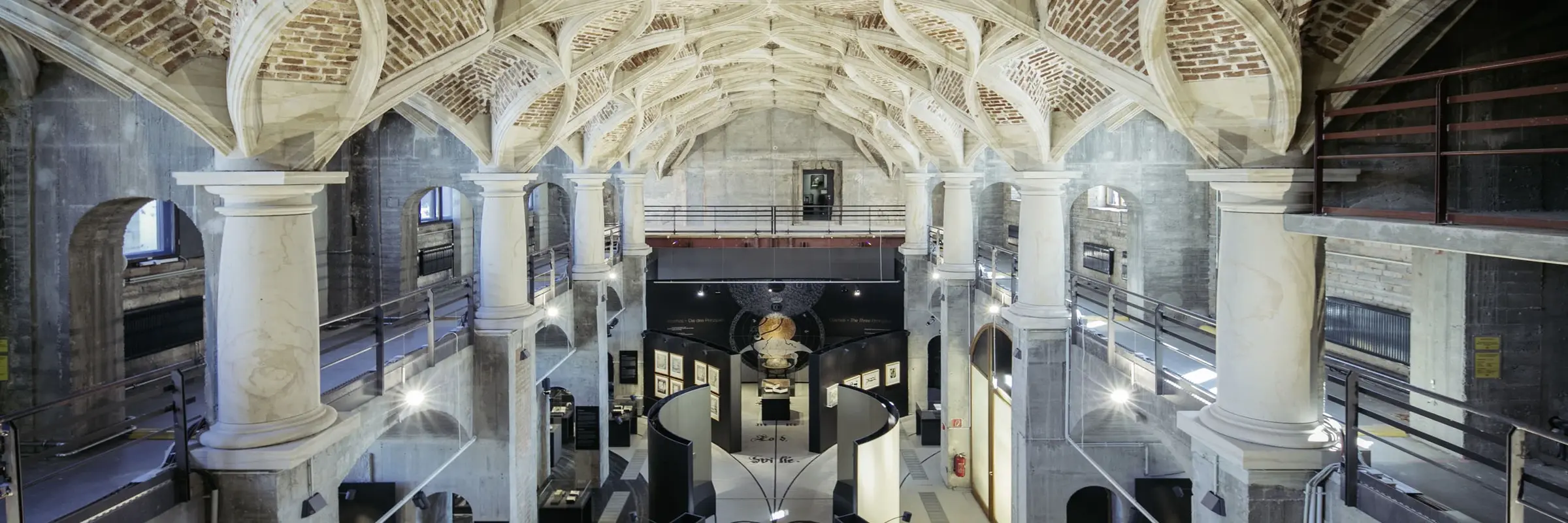 Die Schlosskapelle mit Schlingrippengewölbe von der Empore aus mit Blick auf die Sonderausstellung
