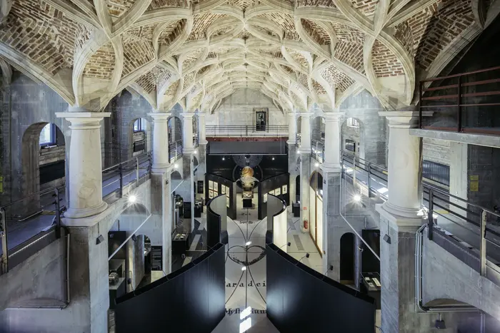 Die Schlosskapelle mit Schlingrippengewölbe von der Empore aus mit Blick auf die Sonderausstellung