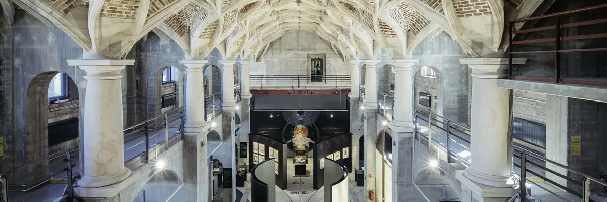 Die Schlosskapelle mit Schlingrippengewölbe von der Empore aus mit Blick auf die Sonderausstellung