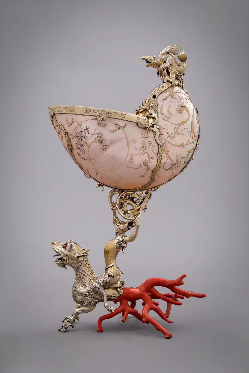 Nautiluspokal mit Korallenzinken große Muschel mit einem Drachen und rotem Korallen