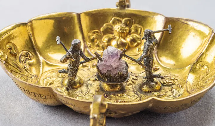 Henkelschale, Herrengrund/Špania Dolina, frühes 18. Jahrhundert goldene Schale mit zwei Bergmännerfiguren