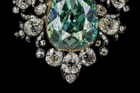 Grüner Diamant (Detail) Juwel auf schwarzem Untergrund